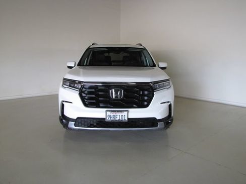 Certified 2023 Honda Pilot Touring image 2