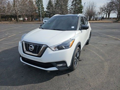 Used 2019 Nissan Kicks SR w/ SR Premium Package image 2