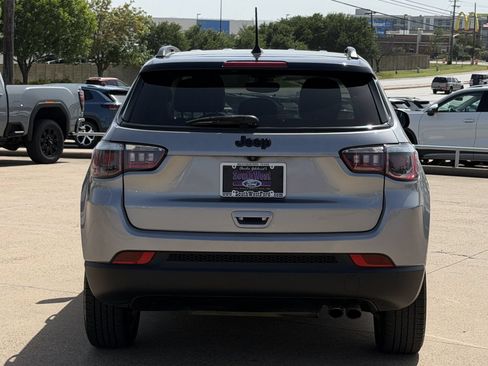 Used 2019 Jeep Compass Latitude FWD image 5