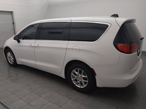 Used 2023 Chrysler Voyager LX FWD image 3