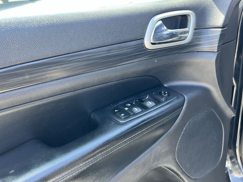 Used 2019 Jeep Grand Cherokee Laredo w/ Laredo X Package RWD image 14