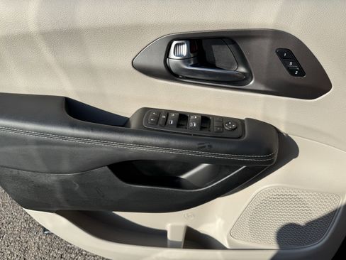 Used 2023 Chrysler Pacifica Touring-L image 8