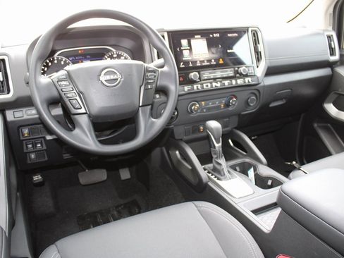 Used 2025 Nissan Frontier SV image 4