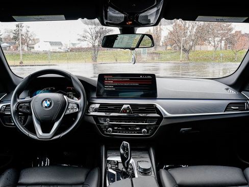 Used 2022 BMW 530i w/ Convenience Package image 11