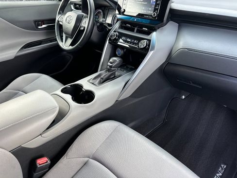 Used 2022 Toyota Venza LE AWD/4WD image 16