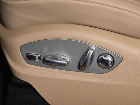 Used 2025 Porsche Macan AWD/4WD image 33