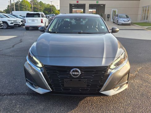 Used 2025 Nissan Altima 2.5 SV FWD image 2