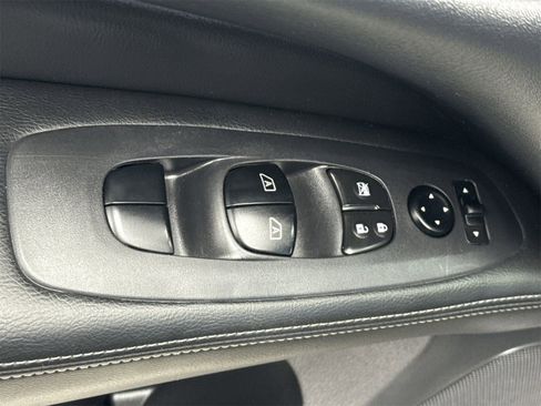Used 2018 Nissan Pathfinder SL image 17