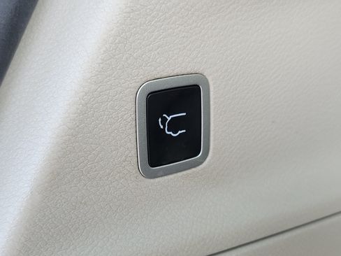 Used 2024 Chrysler Pacifica Touring-L FWD image 9