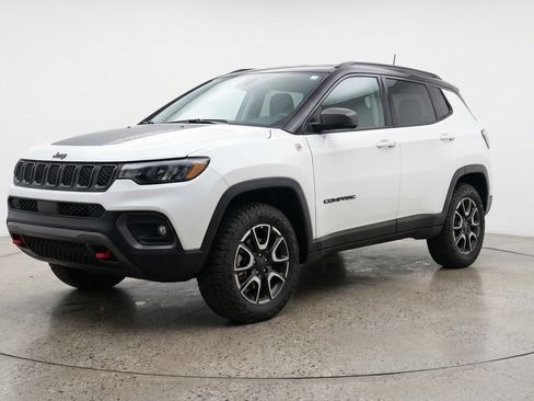 Used 2025 Jeep Compass Trailhawk AWD/4WD image 3