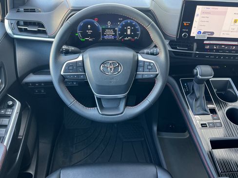 Used 2025 Toyota Sienna XSE w/ XSE Plus Package FWD image 14