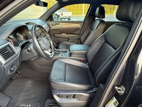 Used 2020 Volkswagen Atlas Cross Sport SE w/ Panoramic Sunroof Package FWD image 12