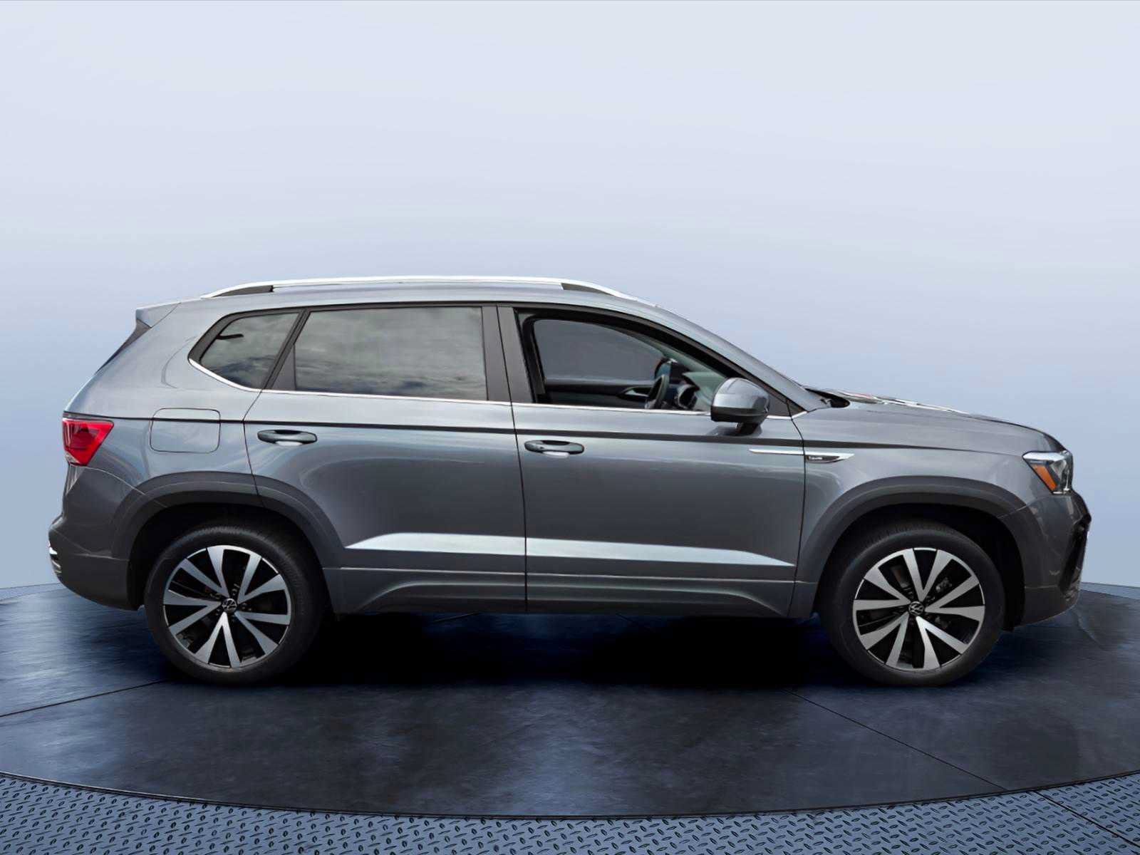 Used 2023 Volkswagen Taos SE FWD image 2