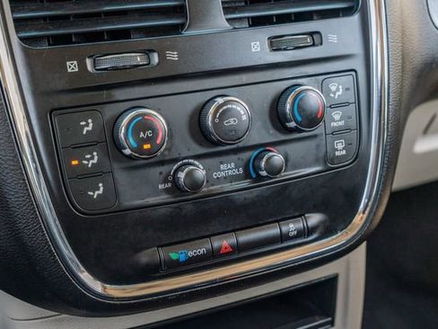 Used 2018 Dodge Grand Caravan SE w/ UConnect Hands-Free Group image 29