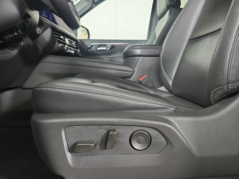 Used 2025 Chevrolet Tahoe Z71 AWD/4WD image 33