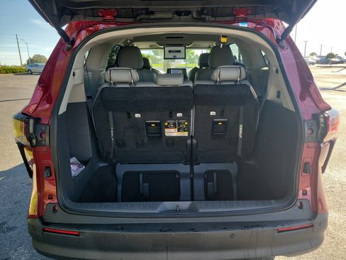 Certified 2023 Toyota Sienna XLE w/ XLE Plus Package AWD/4WD image 11