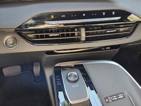 Used 2025 Buick Enclave Preferred FWD image 29