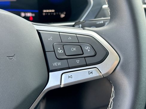 Used 2022 Volkswagen Tiguan SE w/ Panoramic Sunroof Package FWD image 31
