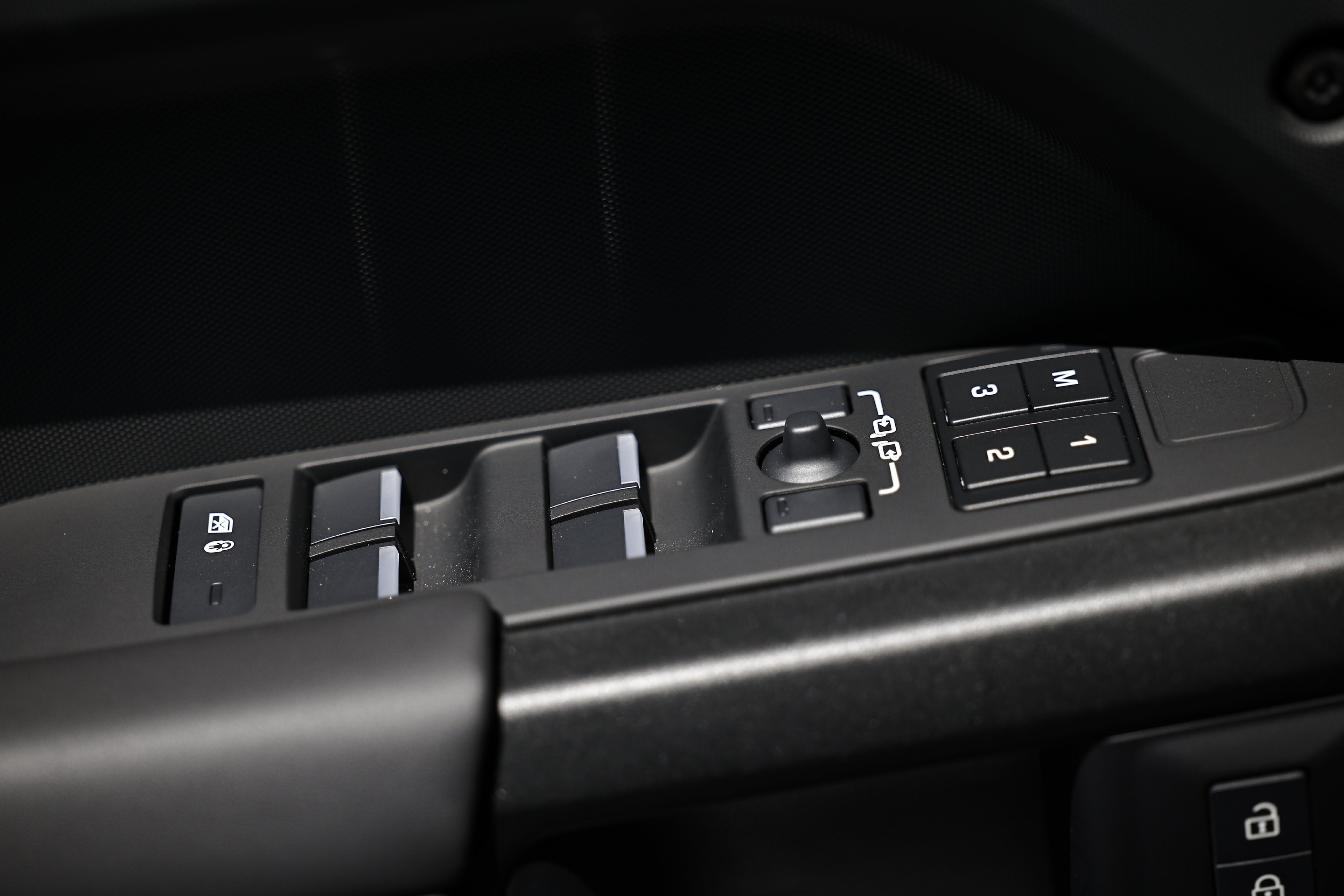 New 2026 Land Rover Defender 110 OCTA AWD/4WD image 21