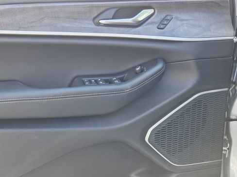 New 2025 Jeep Grand Cherokee L Limited w/ Luxury Tech Group II image 17