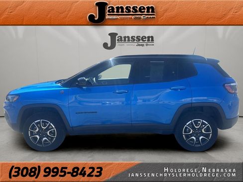 Used 2025 Jeep Compass Trailhawk AWD/4WD image 1