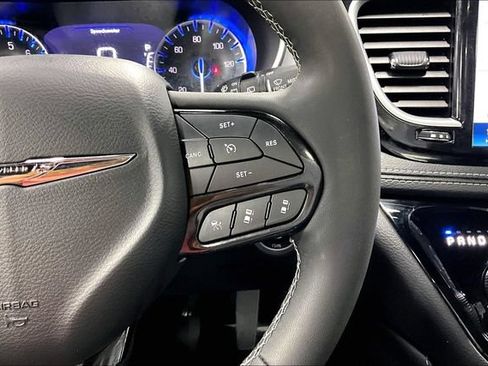 Used 2025 Chrysler Pacifica Limited FWD image 13