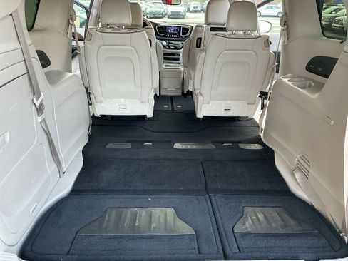 Used 2018 Chrysler Pacifica Limited w/ Tire & Wheel Group image 13