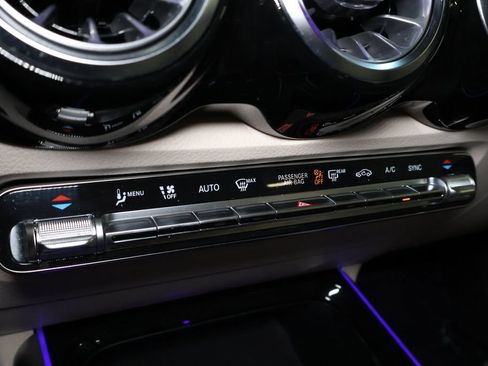 Used 2022 Mercedes-Benz GLB 250 4MATIC w/ Premium Package Lite image 33