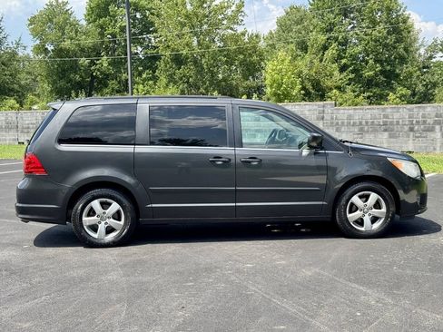Used 2011 Volkswagen Routan SE FWD image 9