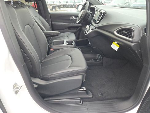 New 2026 Chrysler Pacifica Select image 7