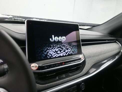 Used 2024 Jeep Compass Latitude image 28