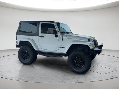 Used 2015 Jeep Wrangler Sahara w/ Connectivity Group AWD/4WD image 3