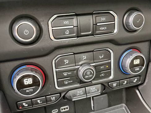 Used 2024 Chevrolet Suburban High Country image 21