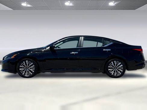 Used 2025 Nissan Altima 2.5 SV FWD image 2
