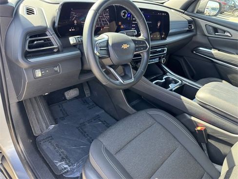 Used 2025 Chevrolet Traverse LT image 16