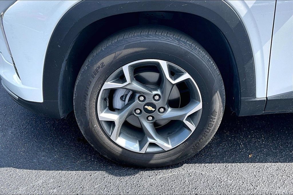 Used 2025 Chevrolet Trax LT FWD image 31