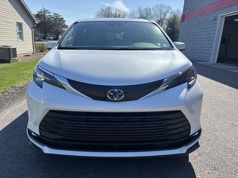 Used 2025 Toyota Sienna XLE image 9