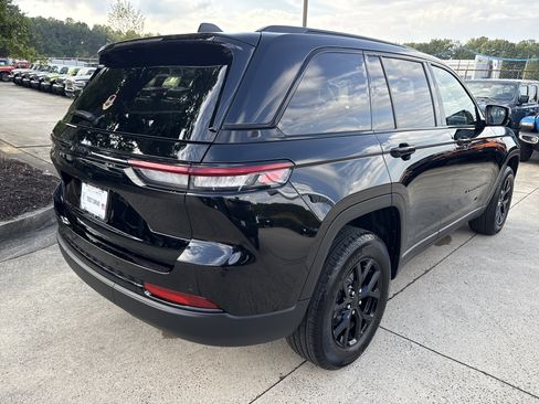 New 2025 Jeep Grand Cherokee Altitude image 7