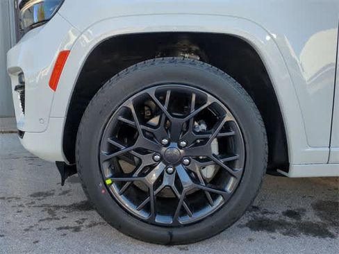 New 2025 Jeep Grand Cherokee Summit image 14