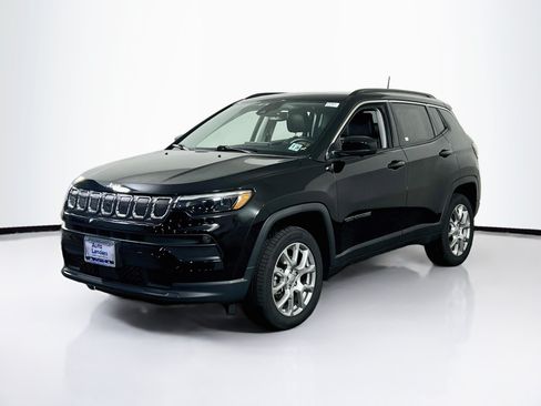 Used 2022 Jeep Compass Latitude w/ Sun and Sound Group AWD/4WD image 1