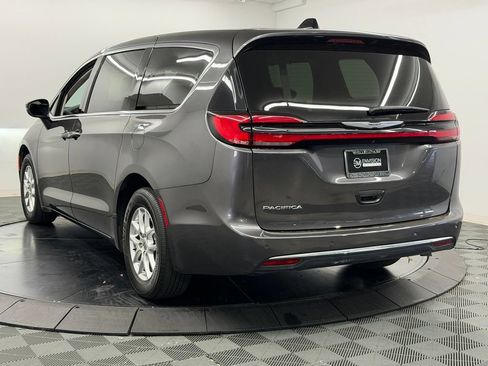 Used 2023 Chrysler Pacifica Touring-L FWD image 12
