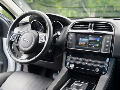 Used 2018 Jaguar F-PACE Premium AWD/4WD image 61