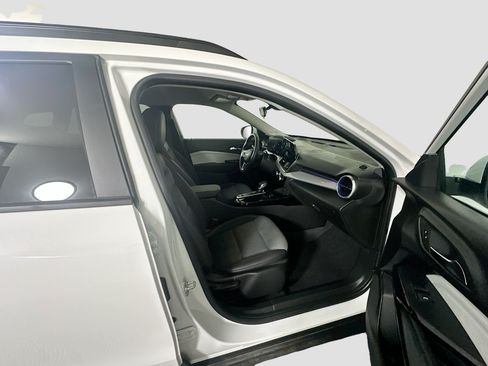 Used 2025 Chevrolet Trax LT w/ LT Convenience Package FWD image 29