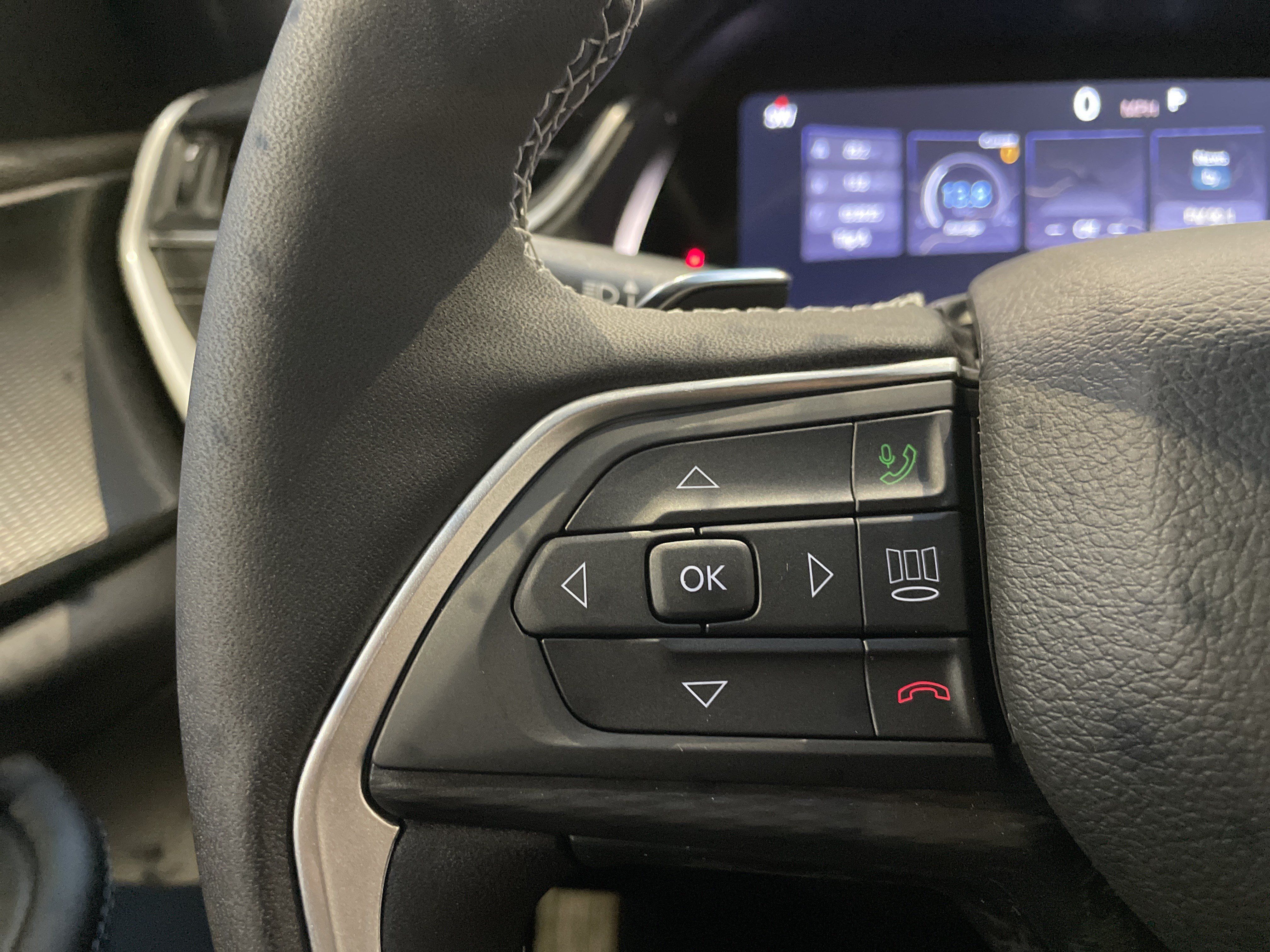 Used 2025 Jeep Grand Cherokee Laredo w/ Luxury Tech Group I RWD image 18