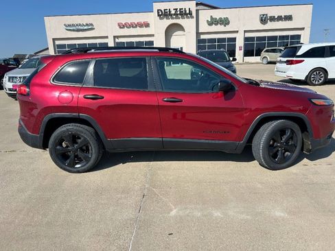 Used 2016 Jeep Cherokee Sport image 1