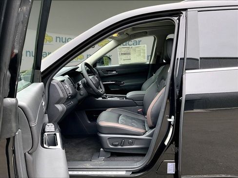 New 2026 Nissan Pathfinder Platinum AWD/4WD image 9