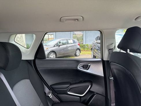 Used 2025 Kia Soul LX w/ LX Technology Package FWD image 14