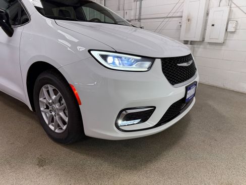 Used 2025 Chrysler Pacifica Select FWD image 38
