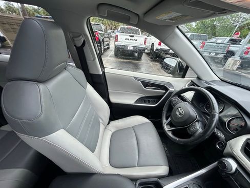 Used 2020 Toyota RAV4 XLE Premium FWD image 27