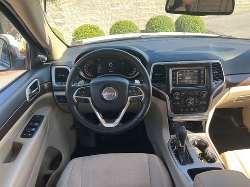 Used 2016 Jeep Grand Cherokee Laredo image 2